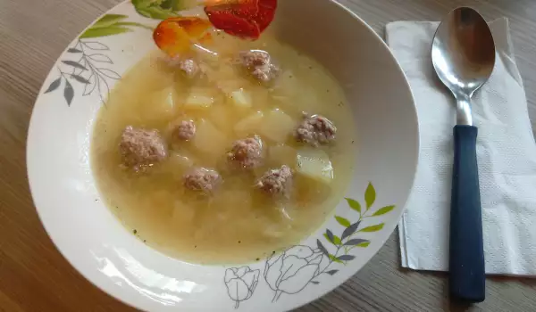 Деревенский суп с фрикадельками, картофелем и рисом