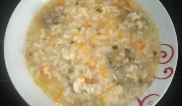Суп с фрикадельками, морковью и рисом