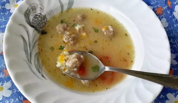 Суп с фрикадельками, морковью и рисом