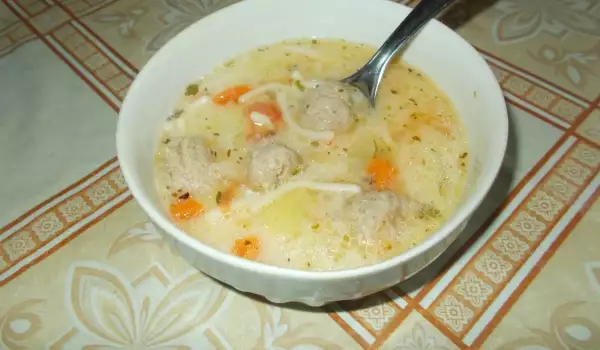 Суп с фрикадельками, лапшой и картофелем