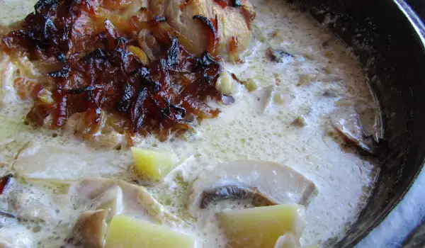 Свиная лопатка с грибами и картофелем в глиняном горшочке