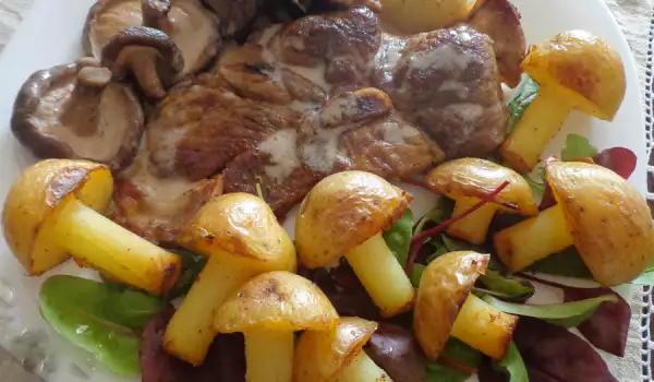 Приготовленная винная свиная лопатка с картофельными грибами