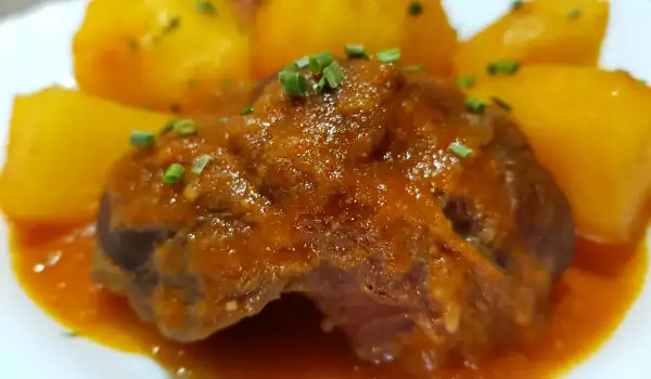 Свиные щечки с пивом и картошкой