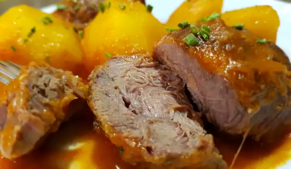 Свиные щечки с пивом и картошкой