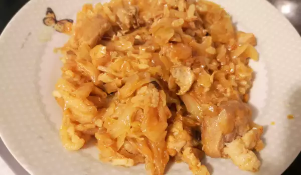 Свинина со свежей капустой и рисом в духовке