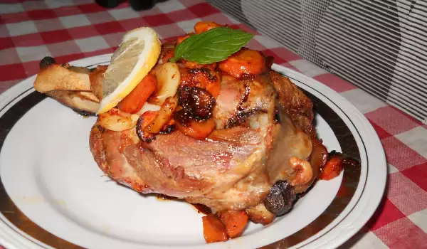 Тушеные свиные рульки с чесноком и морковью
