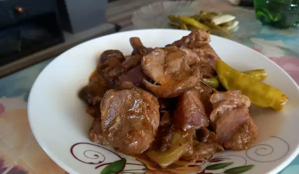 Свиные кусочки с белыми грибами и луком-пореем