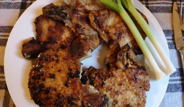 Свиные отбивные с маслом и чесноком