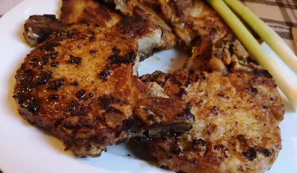 Свиные отбивные с маслом и чесноком