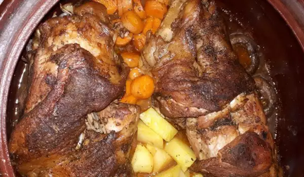 Свиные ножки в глиняном горшке с картошкой и морковью