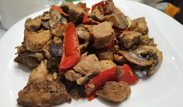 Свиные кусочки с грибами и сладким перцем
