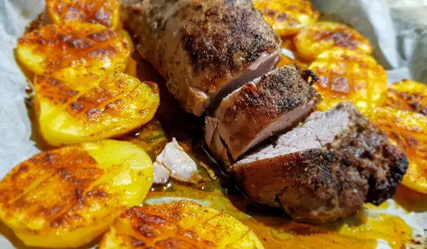 Маринованная свиная вырезка с картофелем в духовке