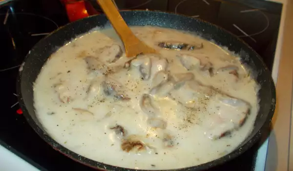 Свиная вырезка с грибным соусом на сковороде