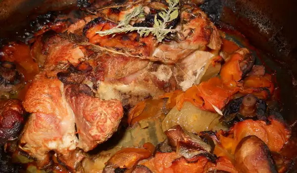 Тушеная свинина с морковью и грибами