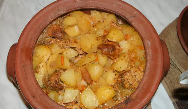 Свинина с картошкой в глиняном горшке