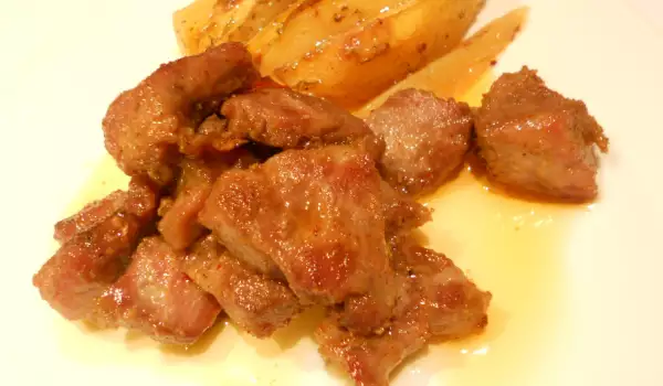 Жареные кусочки свинины на сковороде по-гречески