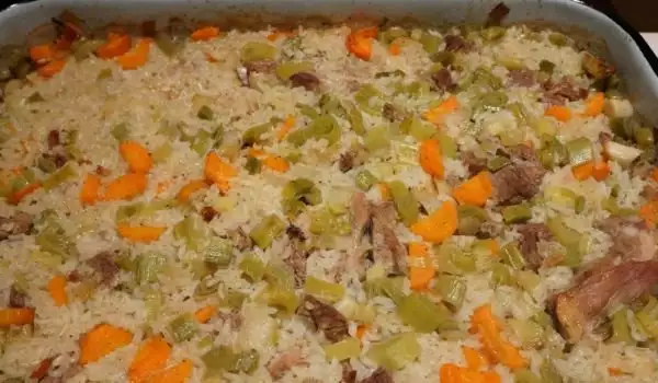 Рис с овощами и свининой в духовке