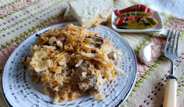 Свинина со свежей капустой и рисом в духовке