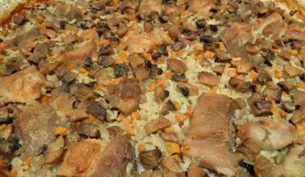 Свинина с грибами и рисом в духовке