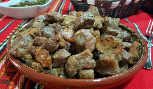 Аппетитная свинина с луком и грибами