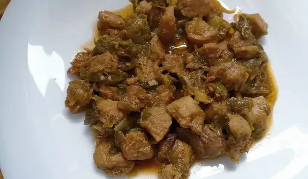 Жареные кусочки свинины с луком-пореем