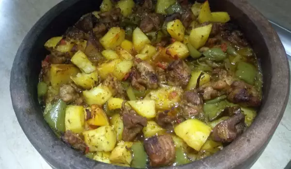 Свинина с овощами на сковороде садж
