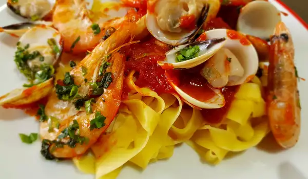 Тальятелле с морепродуктами в томатном соусе