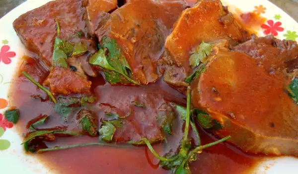 Вареный язык с ароматным томатным соусом