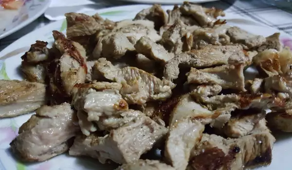 Свинные куски мяса на сковороде