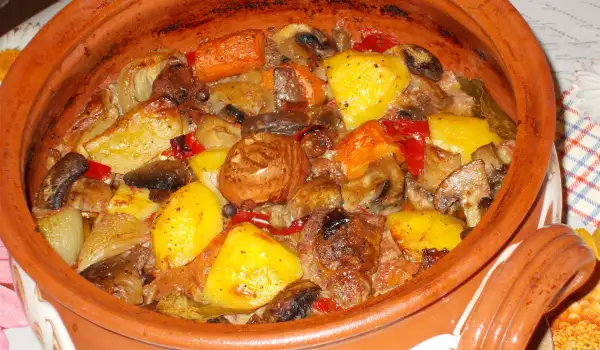Вырезка из телятины в глиняном горшке с овощами