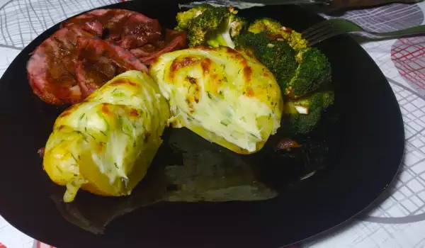 Запеченная телячья рулька с картофелем и брокколи