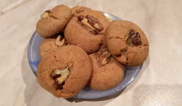 Постное тыквенное печенье с грецкими орехами и корицей