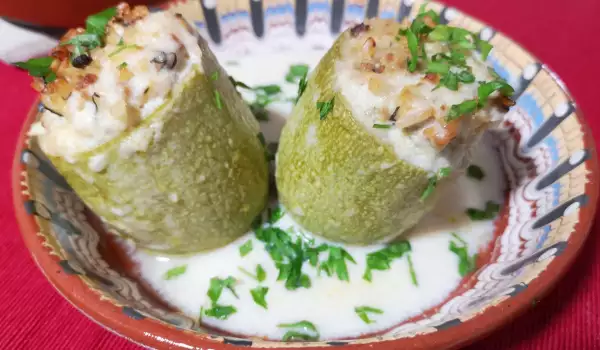 Фаршированные кабачки с рисом в соусе