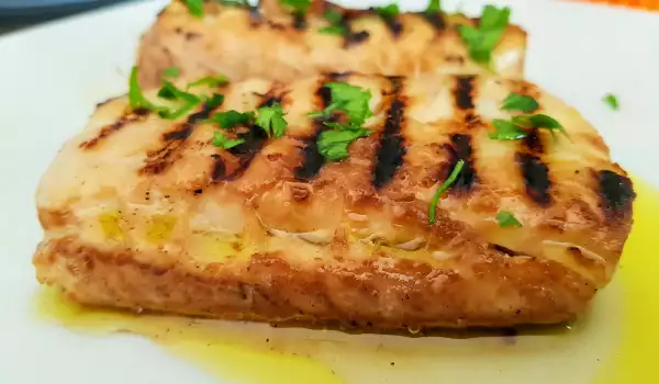 Запеченный маринованный толстолобик на гриле