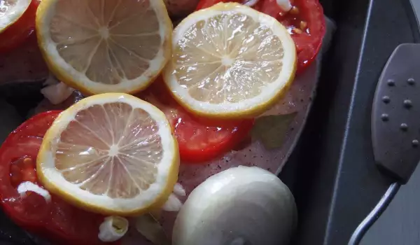 Запеченный толстолобик с помидорами и луком