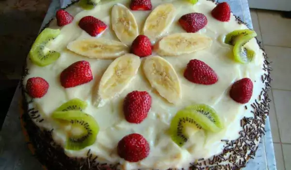 Торт с кремом и фруктами
