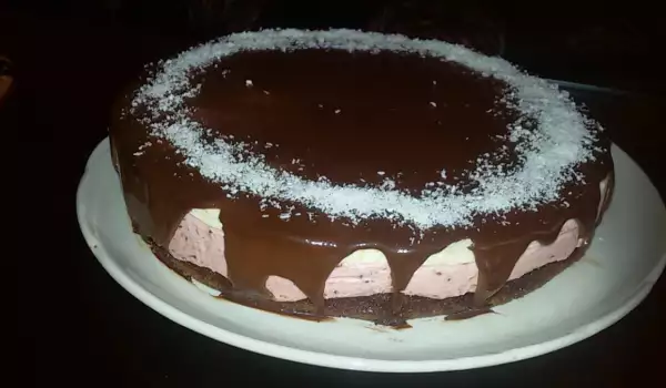Торт с шоколадом и клубничным вареньем