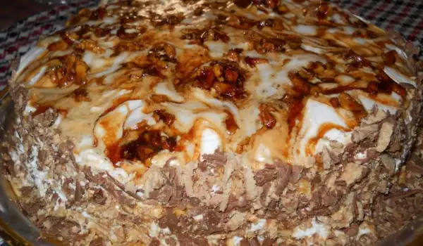 Торт с карамелизованными грецкими орехами и сливками