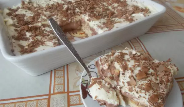 Торт из печенья с миндалем и сметаной