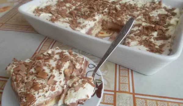 Торт из печенья с миндалем и сметаной