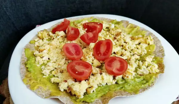 Тортилья с авокадо и яйцами