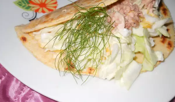Тортилья с тунцом и салатом