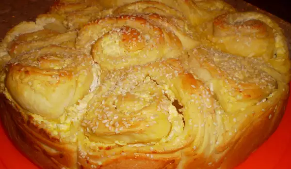 Традиционный болгарский тутманик со сливочным маслом и брынзой
