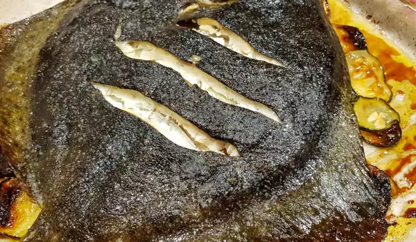 Цельный палтус в духовке с кабачками и чесноком