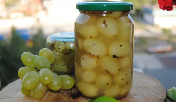 Соленье из маринованного белого винограда