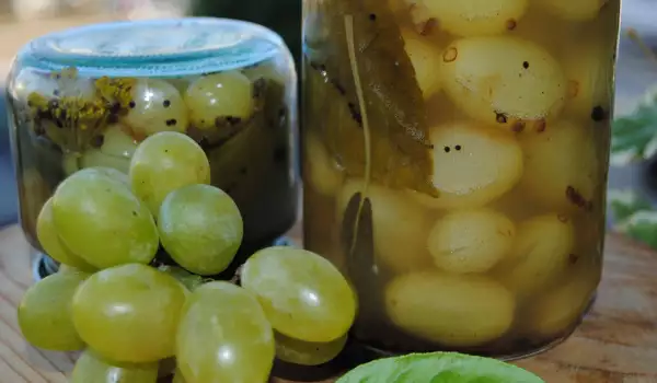 Соленье из маринованного белого винограда