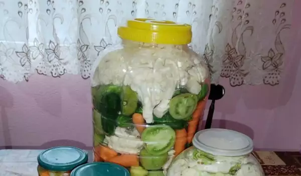 Соленья с цветной капустой, морковью и корнишонами