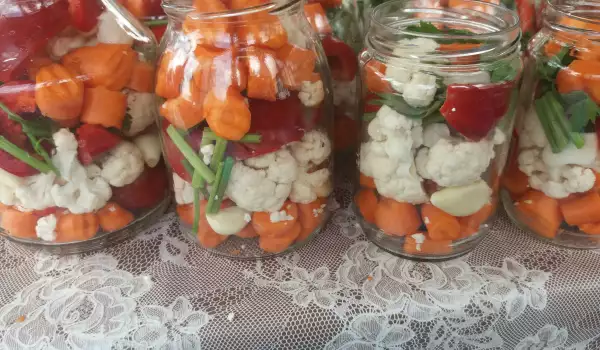 Болгарское соленье туршия из цветной капусты, перцев и моркови