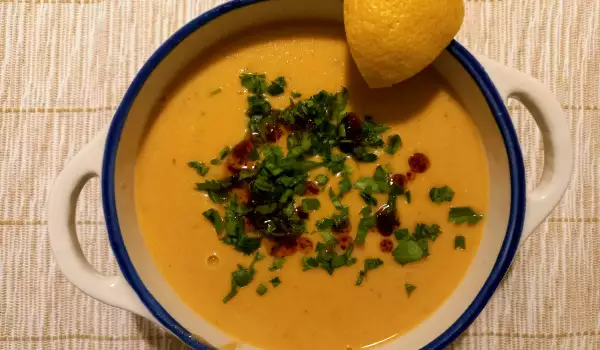 Турецкий суп из красной чечевицыс алеппским перцем