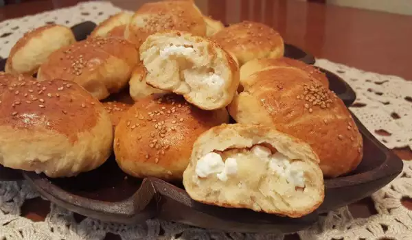 Турецкие пышные соленые булочки